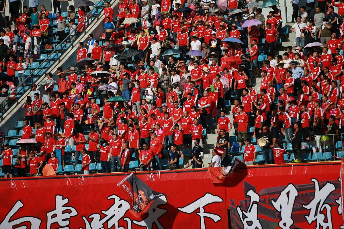 精彩比赛即将上演，球迷们翘首以待